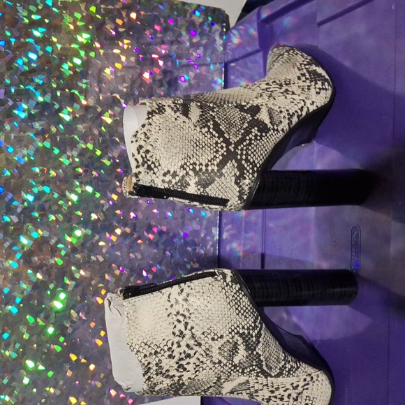 Charlotte Russe Qupid stoneblack snake PU 8.5 booties NIB mint - Picture 4 of 12